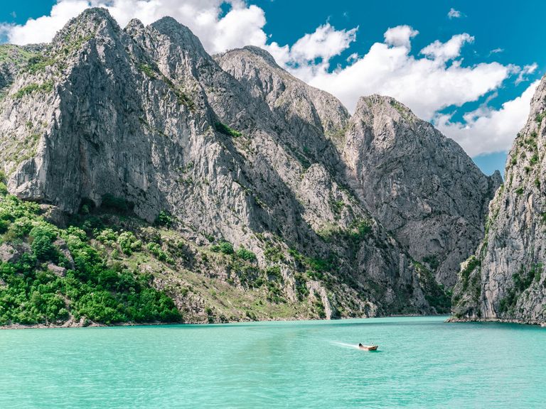 Albanien bietet mit die schönste Natur in ganz Europa. Bergsee und schroffe Gipfel in Albanien