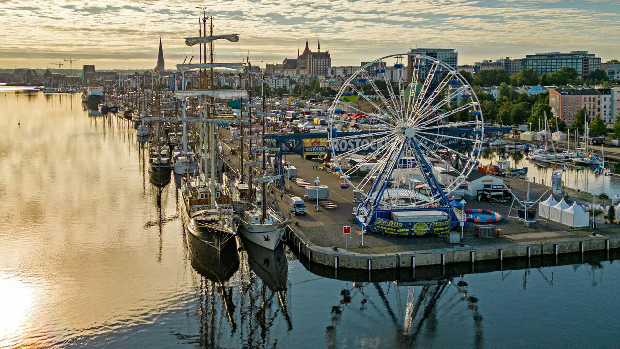 Riesenrad im Rostocker Stadthafen zur Hanse Sail 