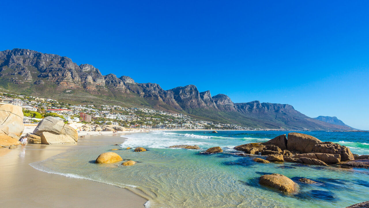 Blick auf den Strand von Clifton mit den Bergspitzen der Zwölf Apostel dahinter