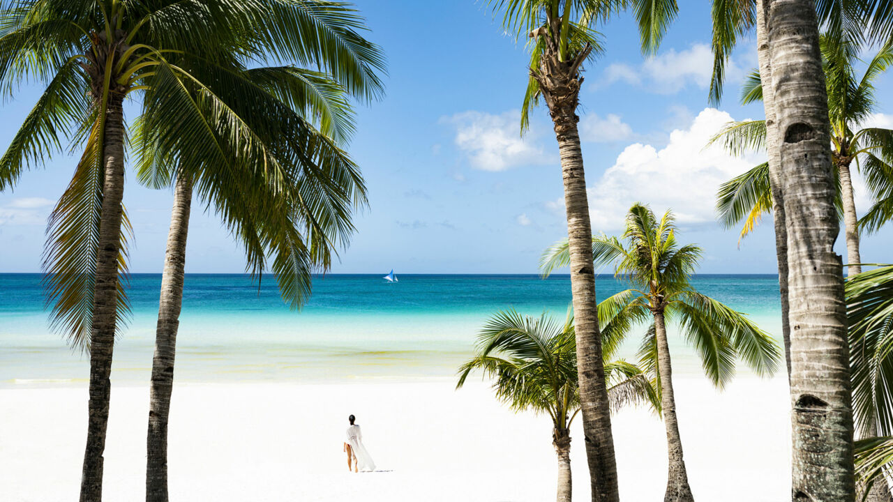 Türkisfarbenes Wasser am White Beach auf Boracay