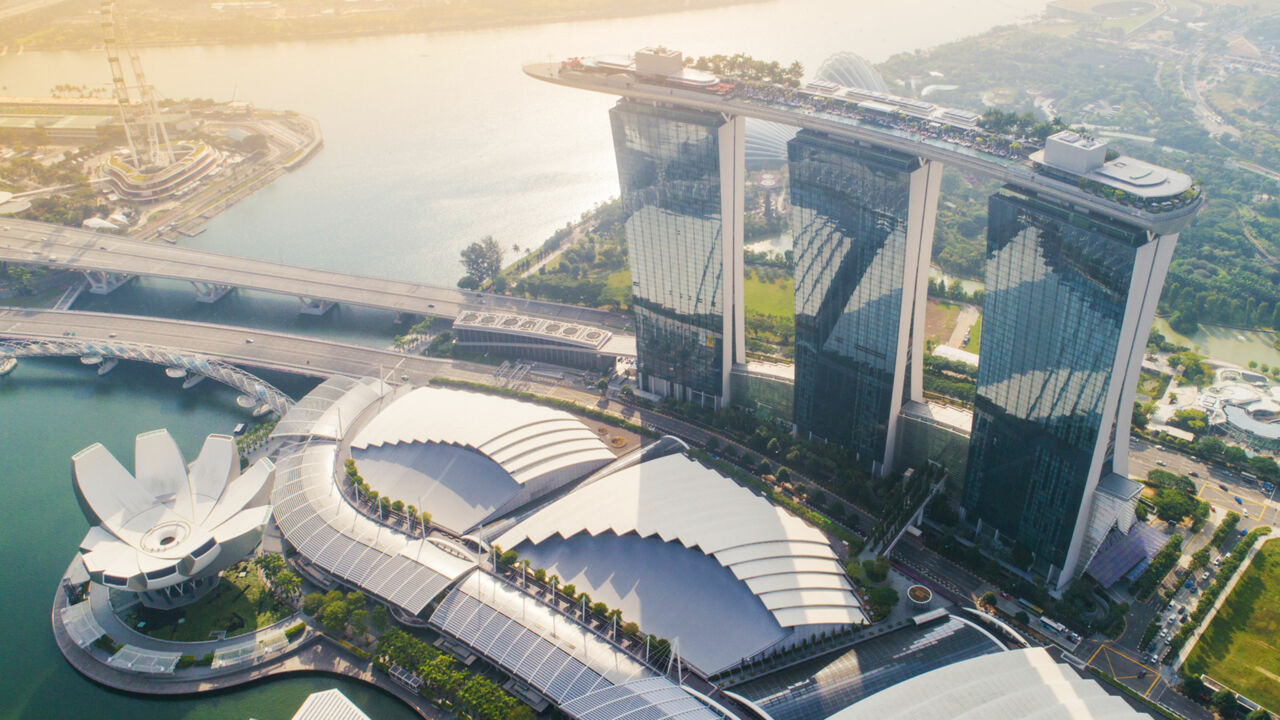 Das „Marina Bay Sands“ soll optisch an ein Kartenspiel erinnern