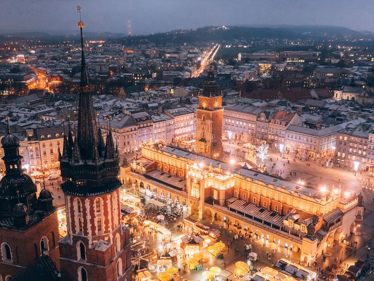 Blick auf den Weihnachtsmarkt auf dem Rynek Główny in Krakau Weihnachtsmarkt auf dem Hauptmarkt in Krakau, Polen
