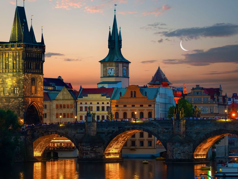 Der Mond steht über der Karlsbrücke von Prag Karlsbrücke in Prag am Abend