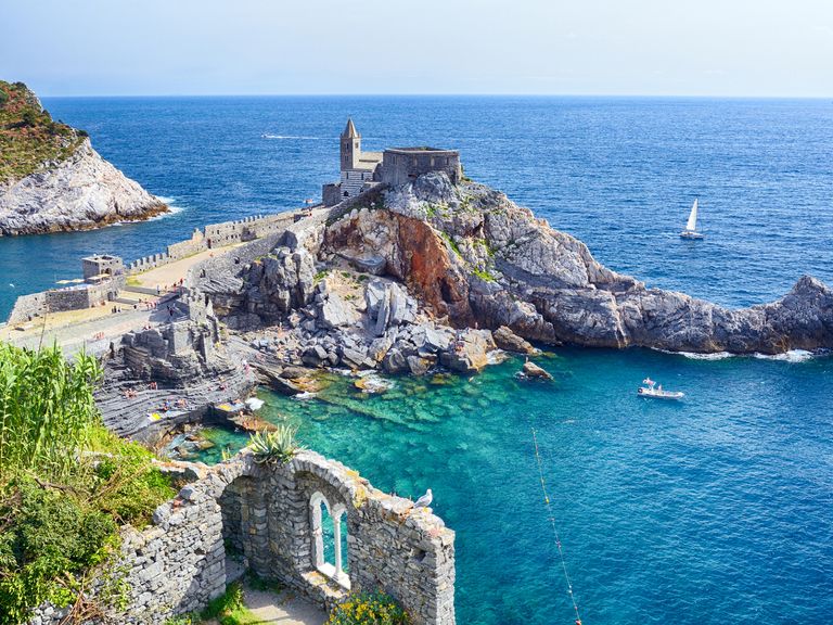 Die Kirche San Pietro thront auf einem Felsen von Porto Venere Porto Venere, Ligurien, Italien