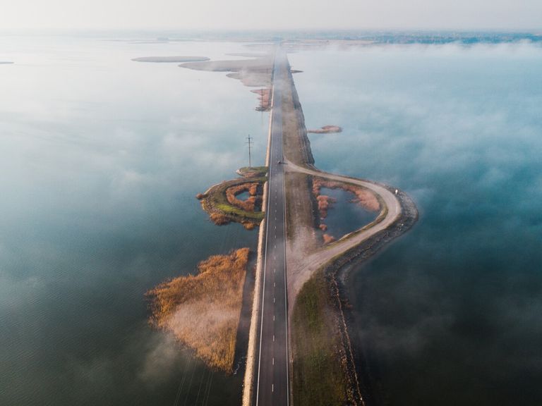 Ein befahrbarer Damm verbindet sie estnischen Inseln Saaremaa und Hiiumaa. Damm zwischen Saaremaa und Hiiumaa, Estland