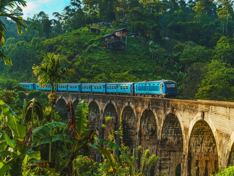 Eines der bekanntesten Fotomotive von Sri Lanka: die Nine Arches Bridge bei Ella. Zug fährt auf der Nine Arches Bridge bei Ella, Sri Lanka