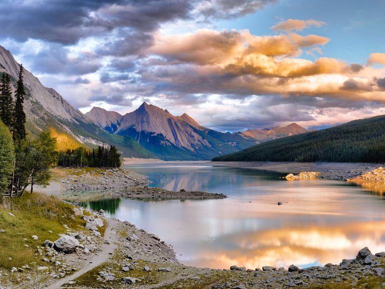 Dramatische Wolken über dem Medicine Lake im Jasper National Park Medicine Lake im Jasper National Park, Alberta