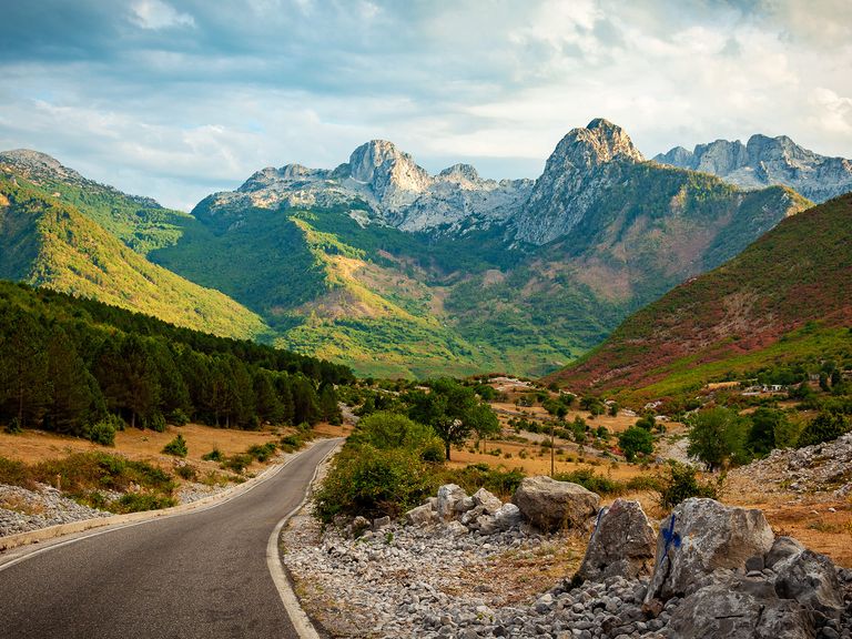 Hier zu sehen: beeindruckende Bergwelten in Bogë, Albanien. Berge in Bogë in der Nähe von Theth, Albanien