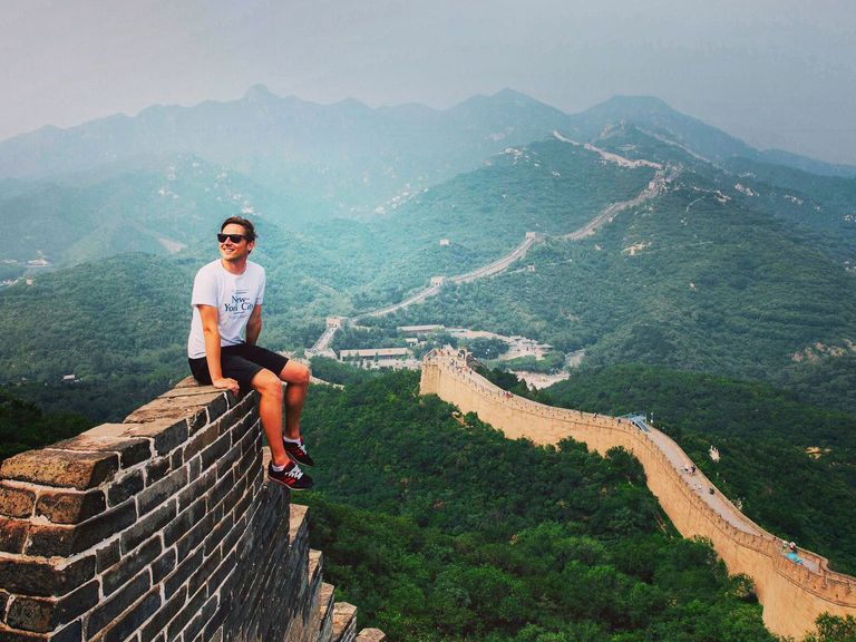 Er war schon gefühlt überall: Aviation Vlogger Josh Cahill. Josh Cahill sitzt auf der Chinesischen Mauer