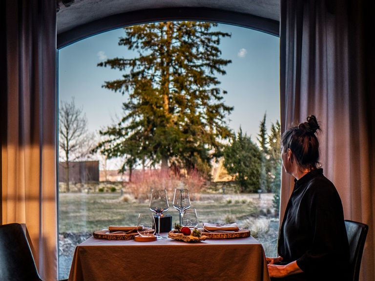 Etwas außerhalb von Tallinn liegt das hoch gelobte Restaurant Hiis. Restaurant Hiis, Estland