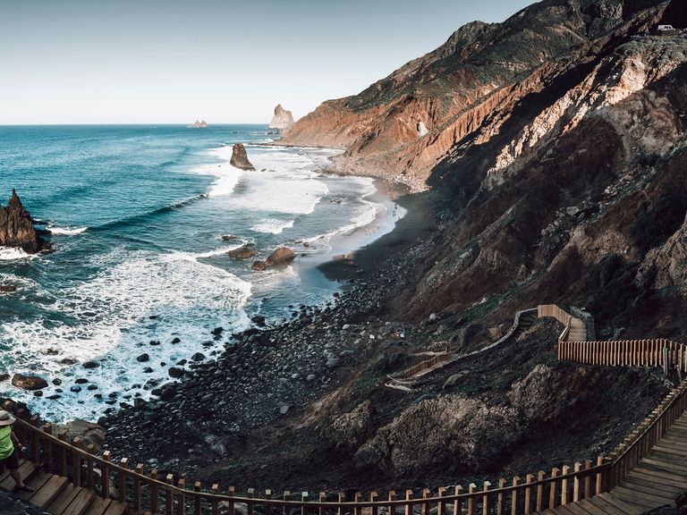 Die Playa de Benijo auf Teneriffa ist über eine Treppe erreichbar.  Blick auf die Playa de Benijo, Person geht Steintreppen zum Strand hinunter