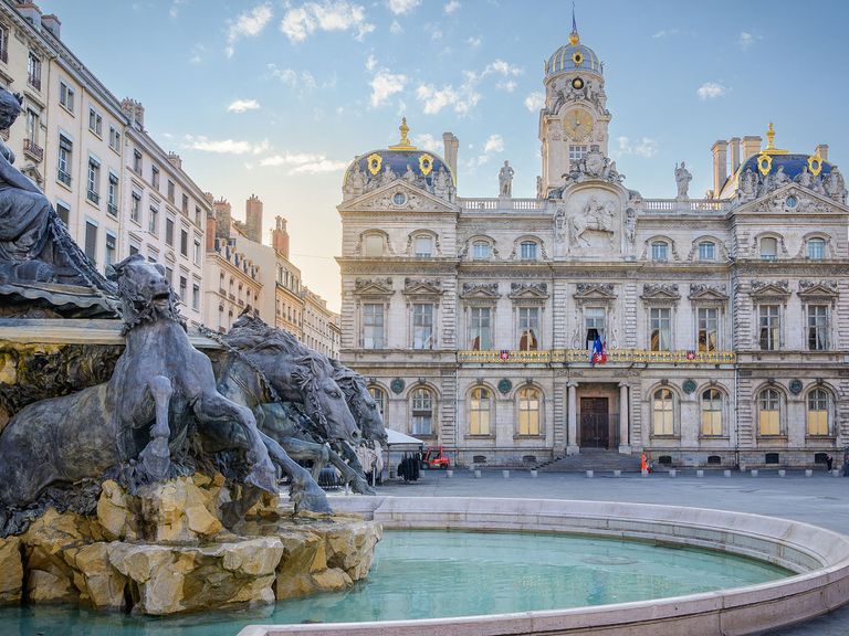 Hier zu sehen: der Bartholdi-Brunnen und das Rathaus in Lyon. Bartholdi-Brunnen und Rathaus in Lyon