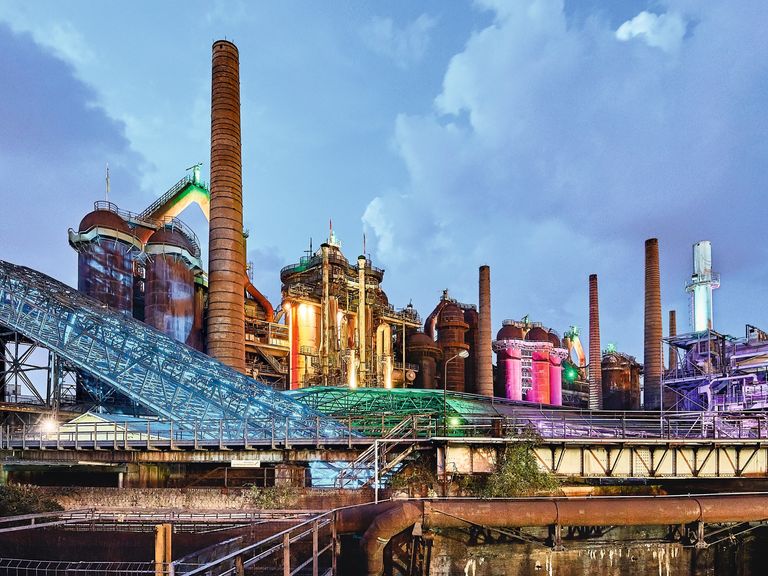 Völklingens weltberühmte Skyline: der Erzschrägaufzug, die verdeckten Hochöfen und die Gichtgasrohre. Völklinger Hütte