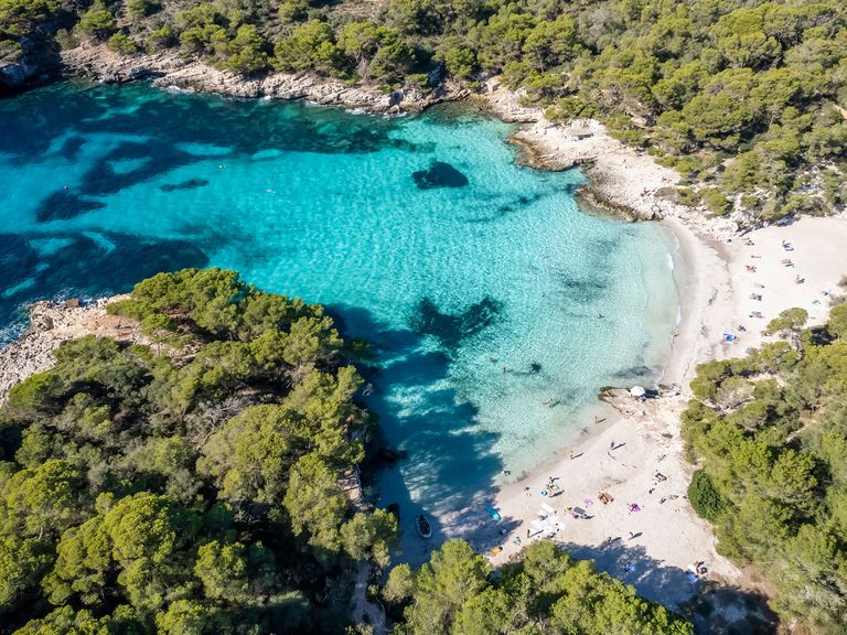Hier zu sehen: die wunderschöne Cala Turqueta auf Menorca. Cala Turqueta auf Menorca, Luftaufnahme