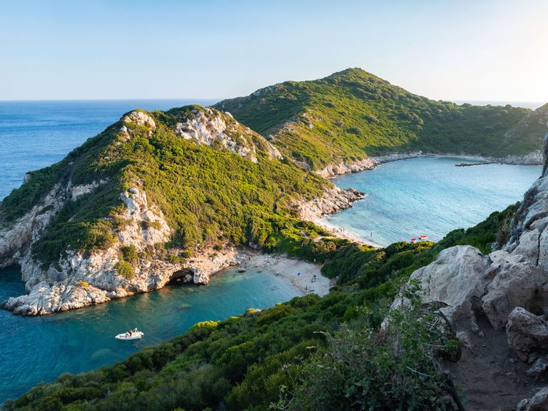 Atemberaubend schön: die Zwillingsbucht Porto Timoni auf Korfu. Blick von oben auf Zwillungsbucht Porto Timoni, Korfu