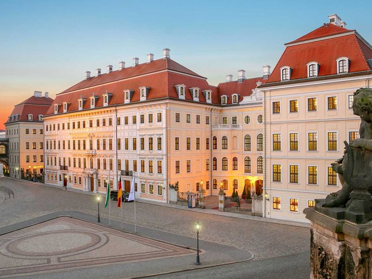 Blick vom Zwinger: eine kleine überdachte Brücke verbindet das Hotel Taschenbergpalais mit dem Residenzschloss. Taschenbergpalais Dresden, Außenansicht