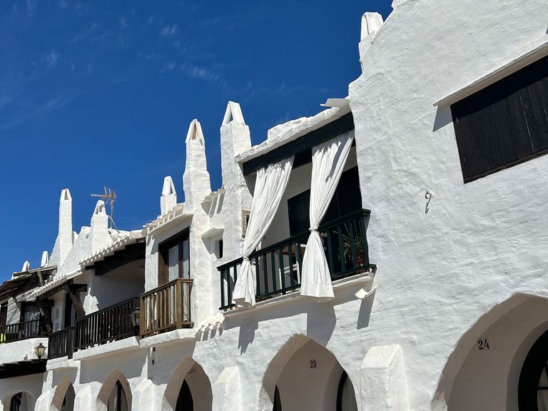 weiße Häuserreihe in Binibeca