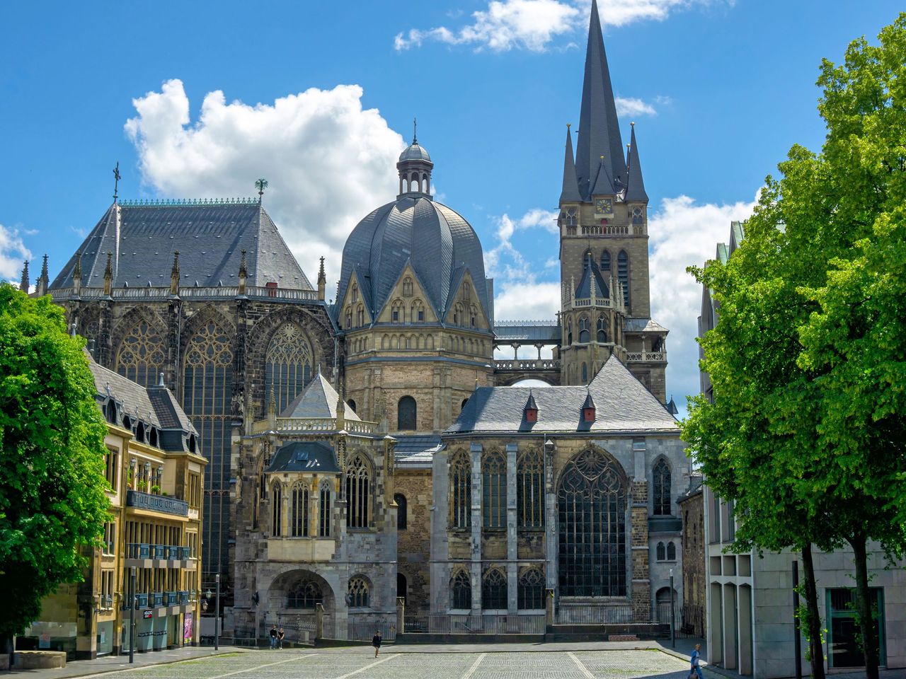 Blick auf den Aachener Dom vom Katschhof aus