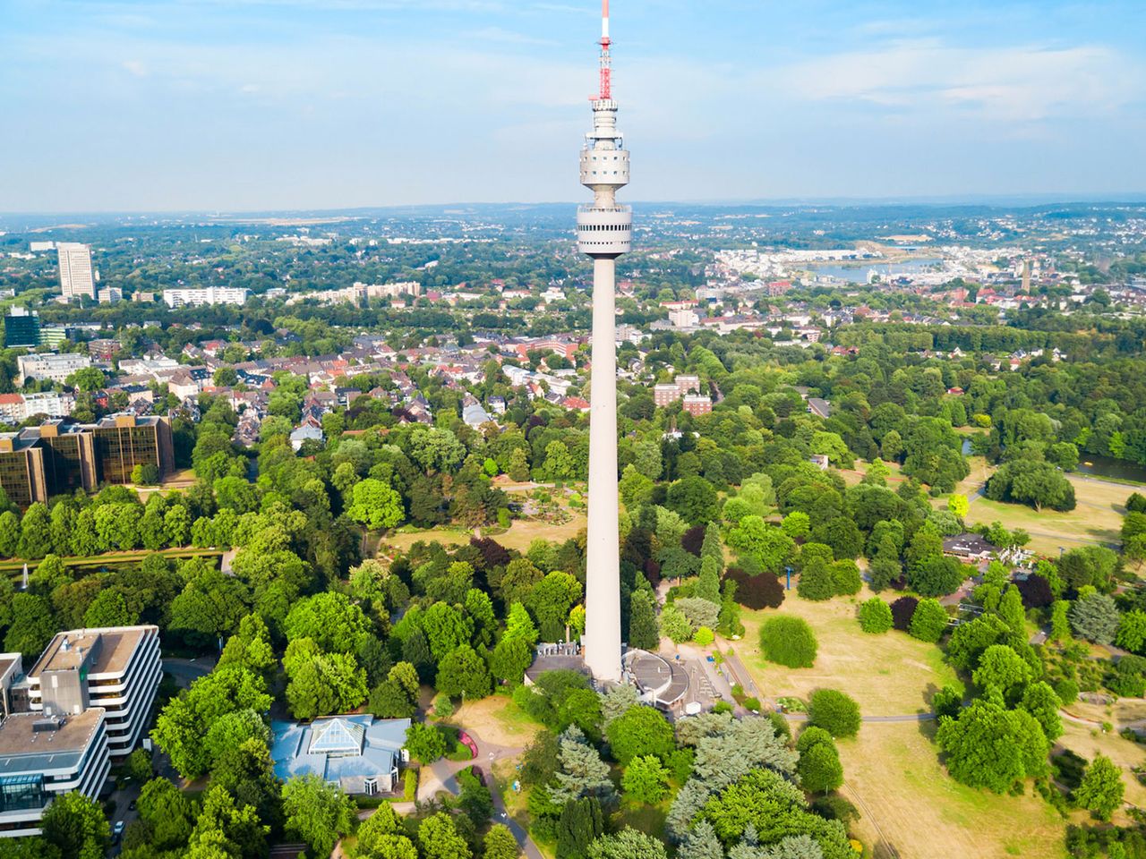 Blick von oben auf den Florianturm und Westfalenpark in Dortmund