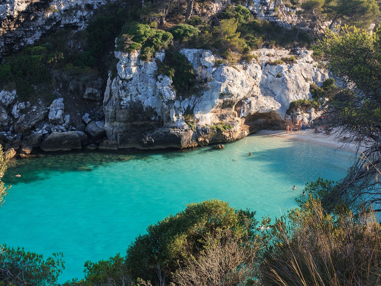Blick aufs Meer und die Cala Macarella auf Menorca