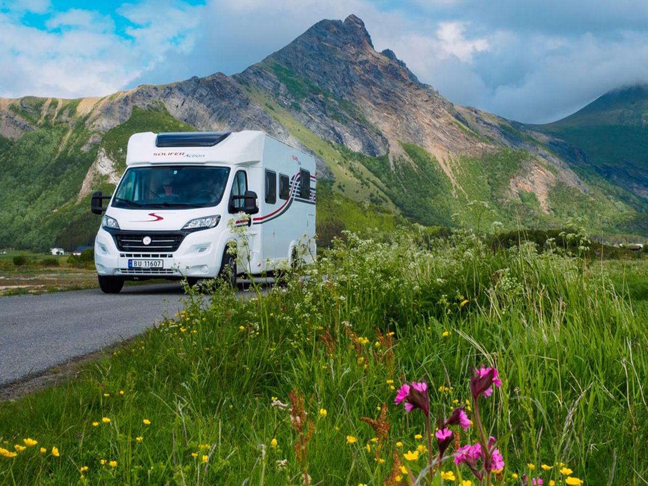 Camping in Österreich, Wohnmobil auf der Straße