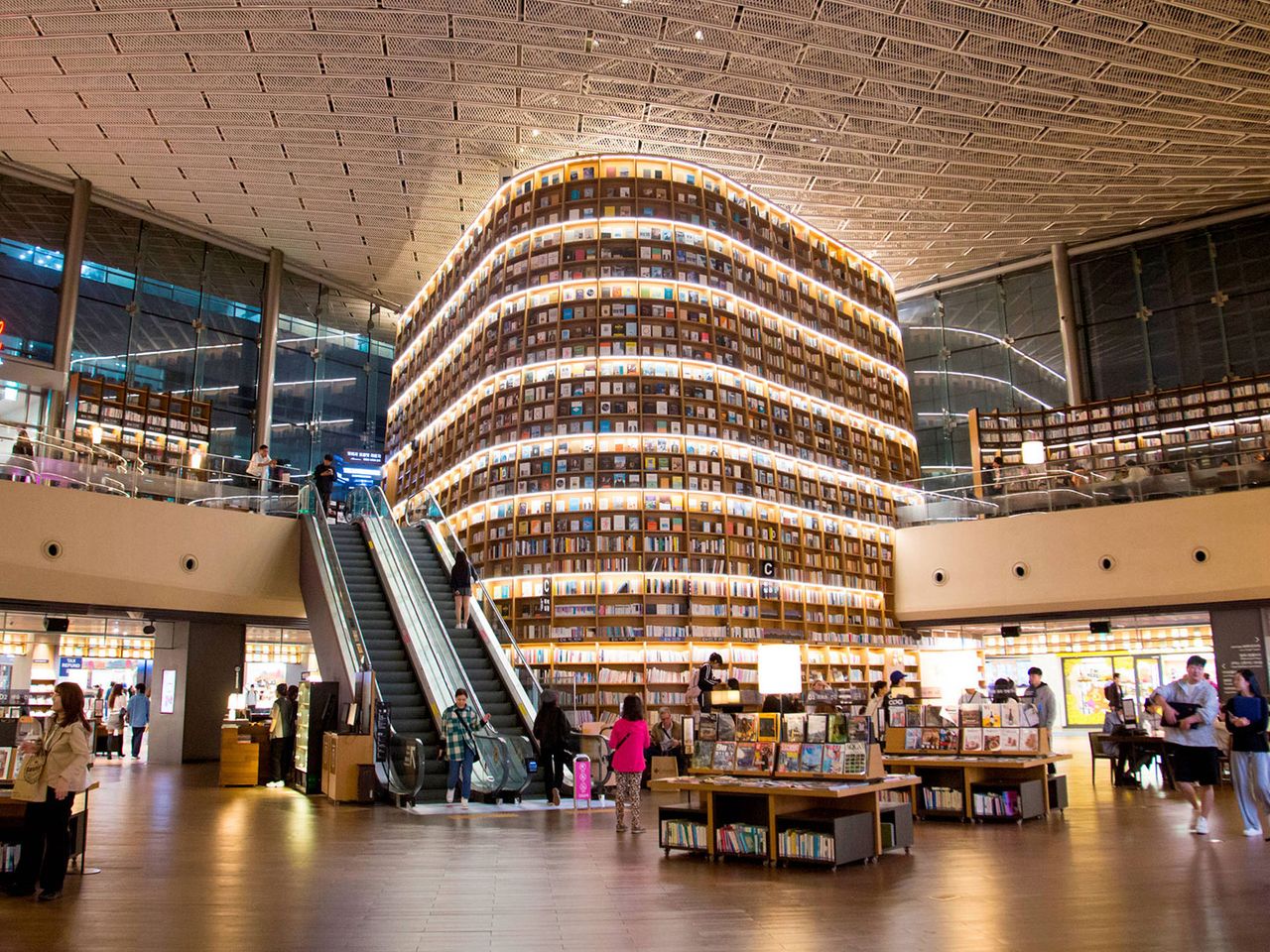 Starfield Library in Seoul von innen