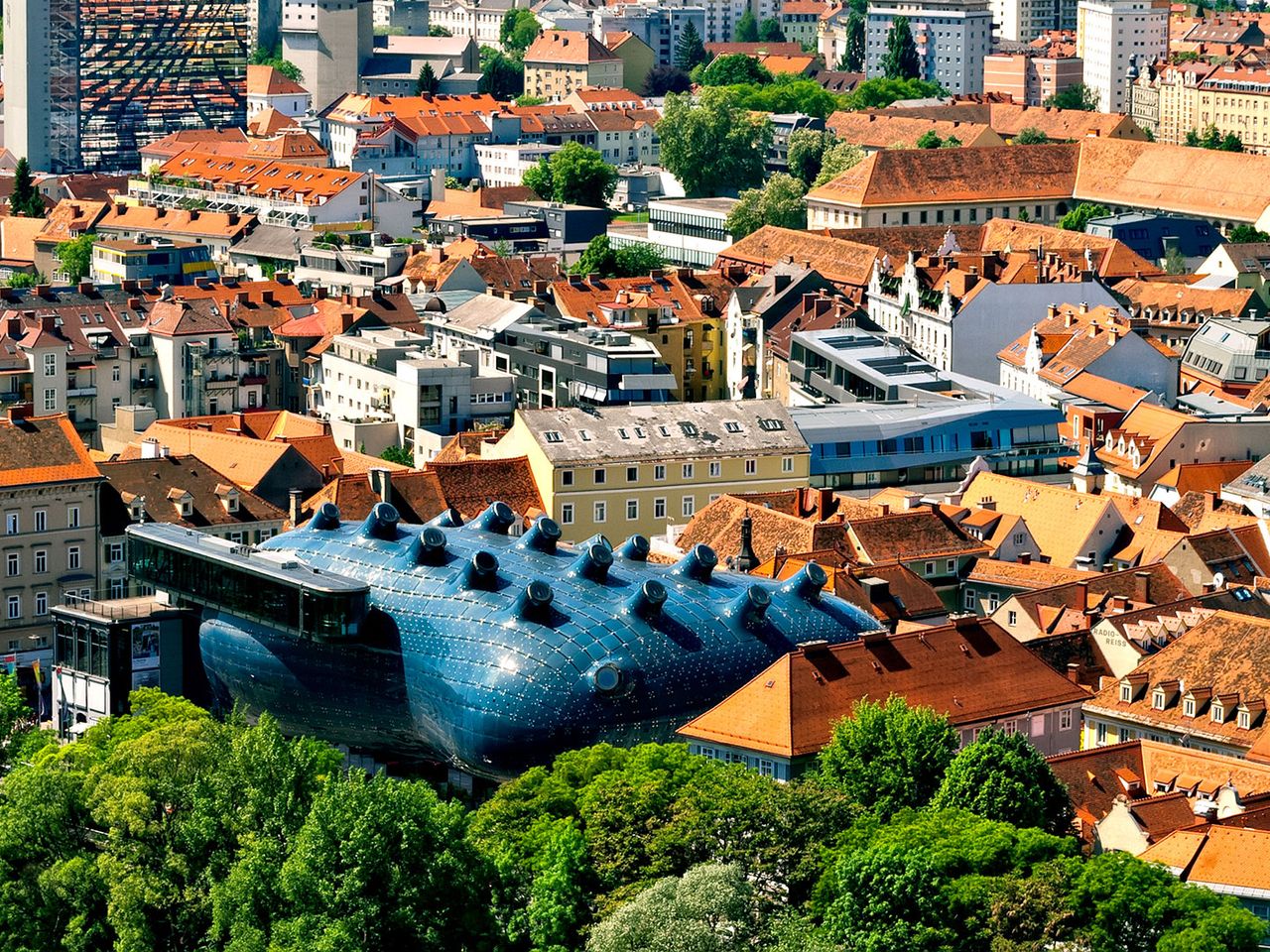 Blick von oben auf das Kunsthaus in Graz und umliegende Gebäude