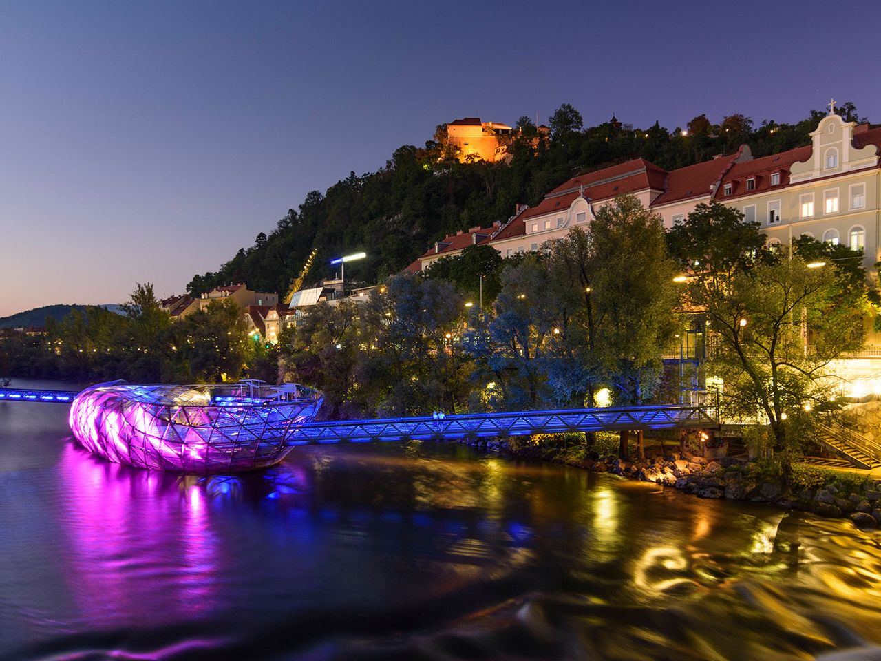 beleuchtete Murinsel auf dem Fluss Mur in Graz