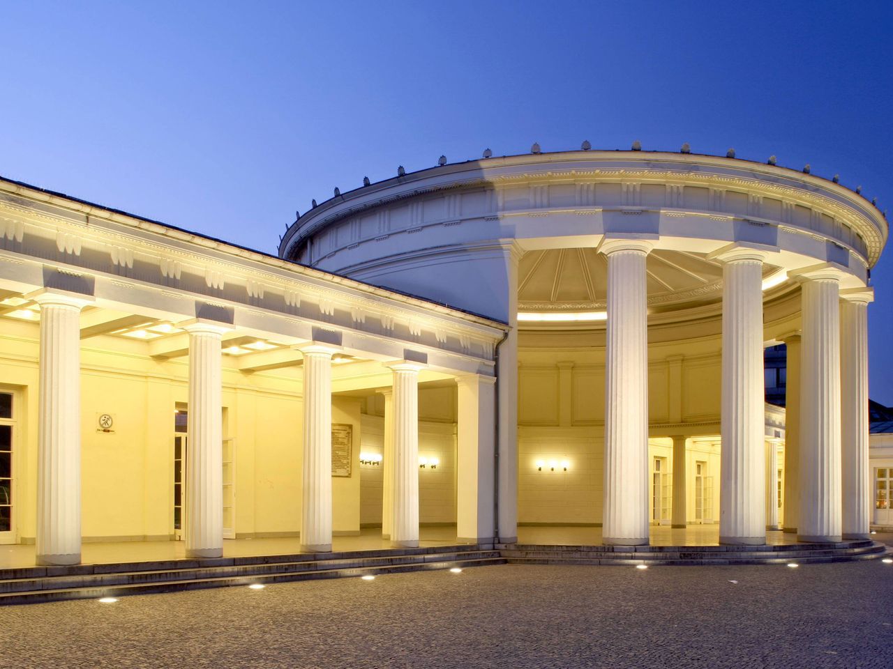 beleuchteter Elisenbrunnen am Abend, Aachen