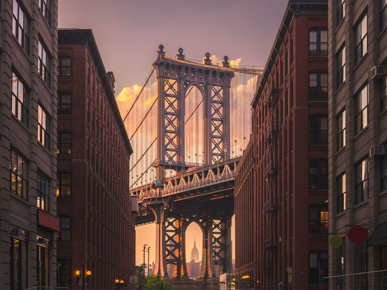Blick auf die Manhattan Bridge und Empire State Building in Dumbo, New York