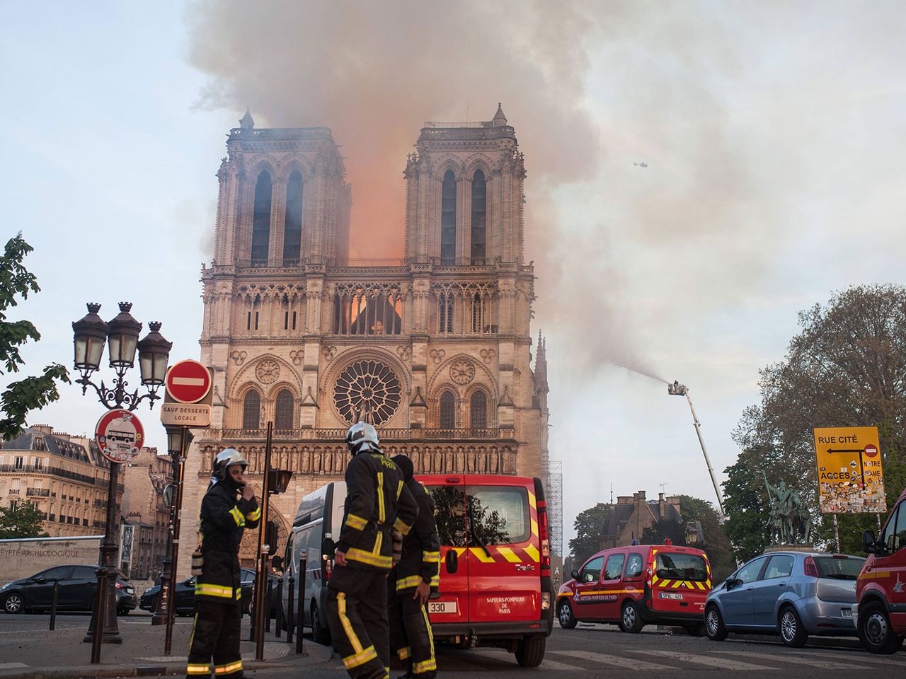 Feuerwehr an der Kathedrale Notre-Dame de Paris im April 2019