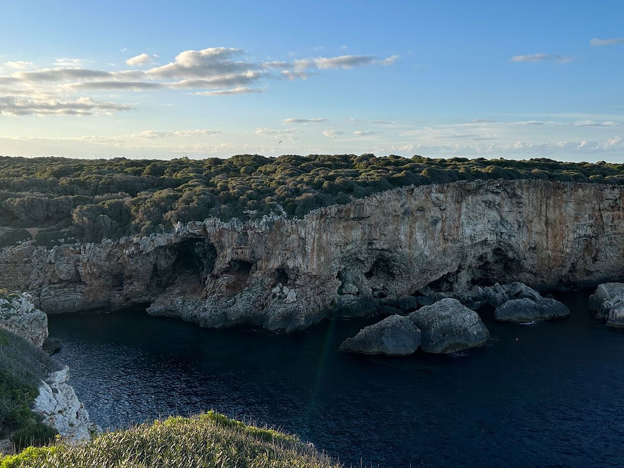 Blick von oben auf die Cala Rafalet, Menorca