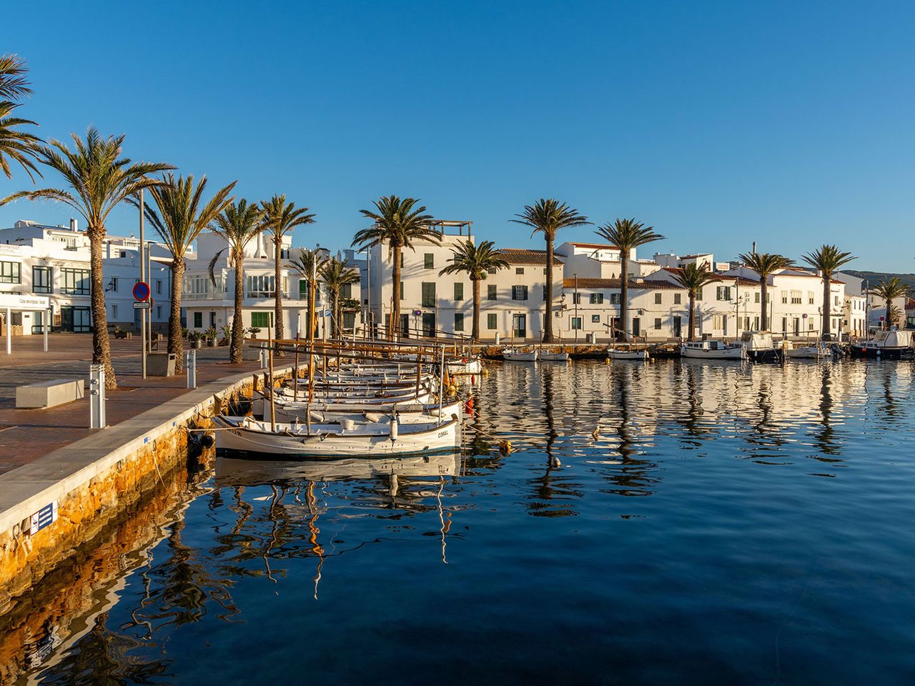 Boote dümpeln im Hafen von Fornells