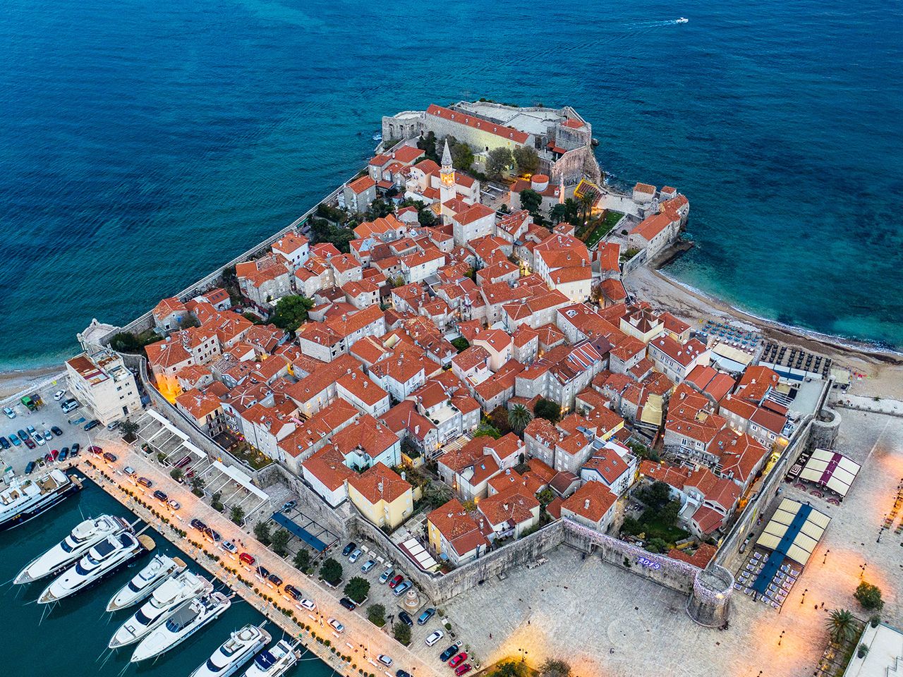 Luftbild der Altstadt von Budva in Montenegro