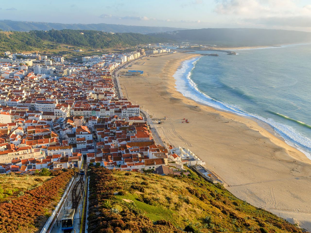 Blick über Nazaré und seinen Strand