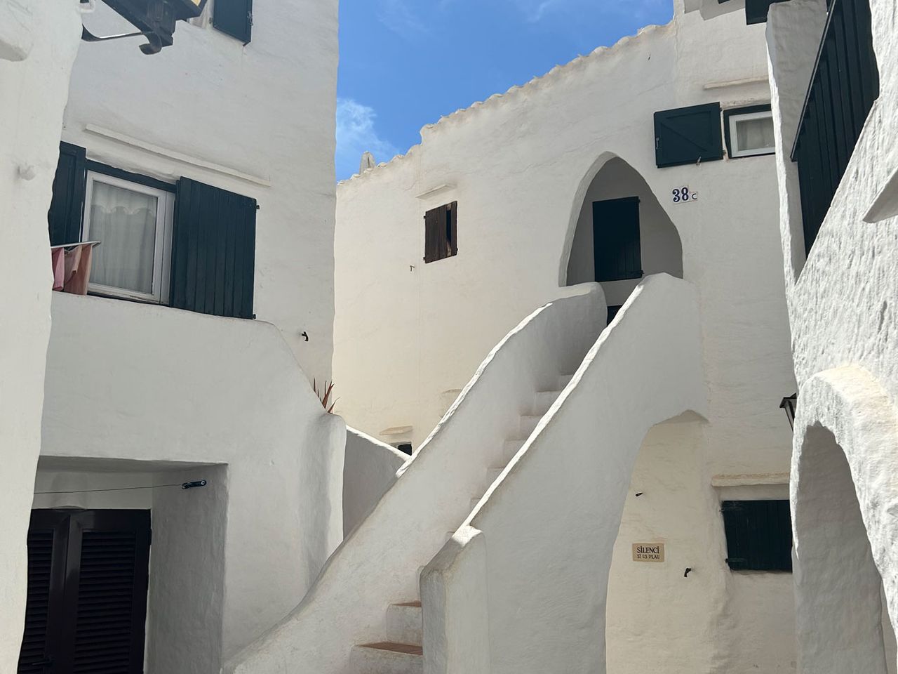 Weißes Haus und Treppe in Binibeca