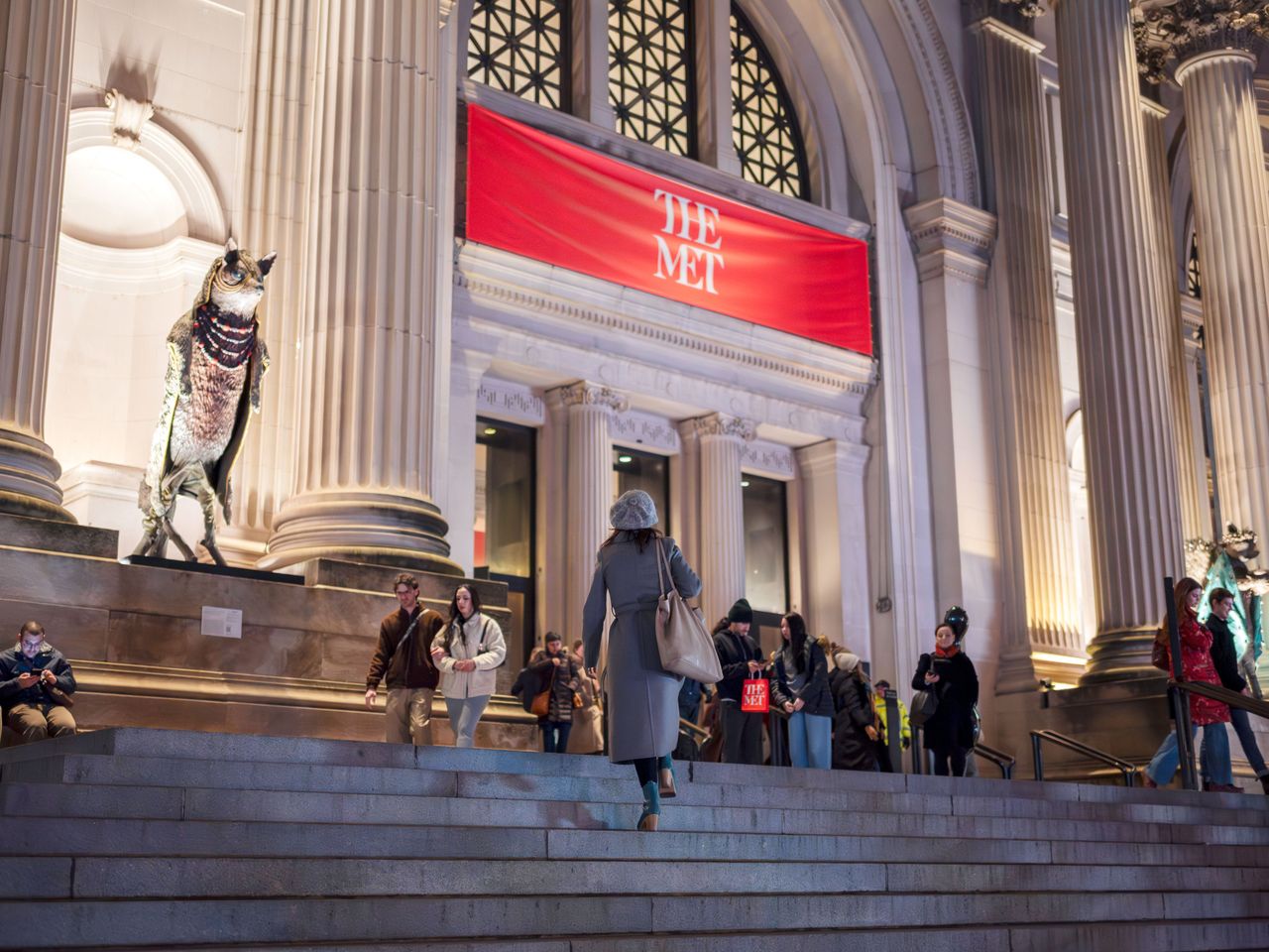 Met, Metropolitan Museum of Art bei Nacht, beleuchtet