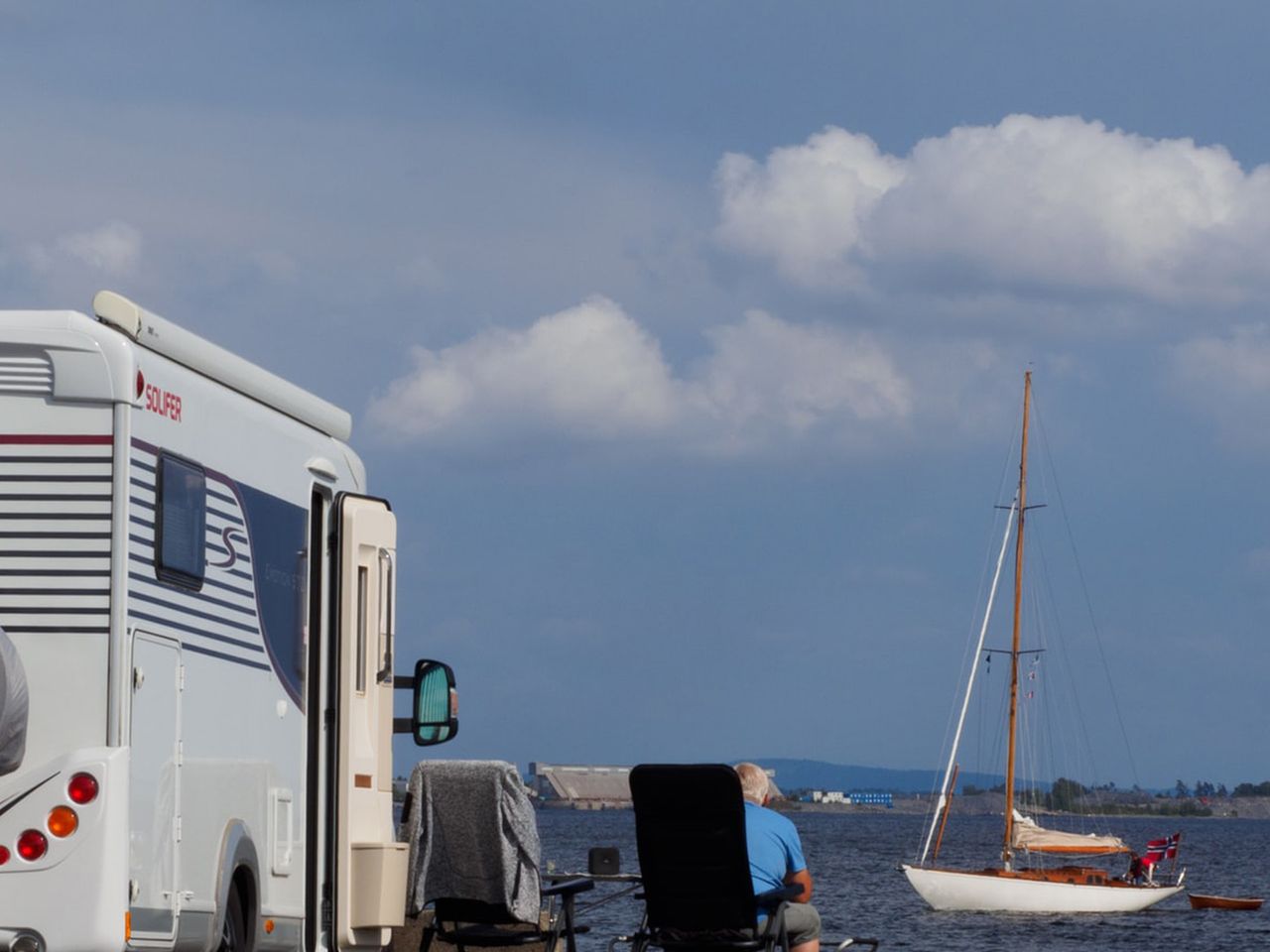 Camping in den Niederlanden, Wohnmobil am Wasser