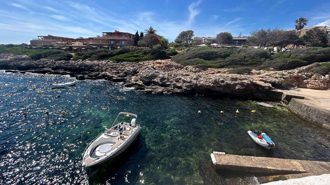 Boot im Meer vor Binibeca, Menorca
