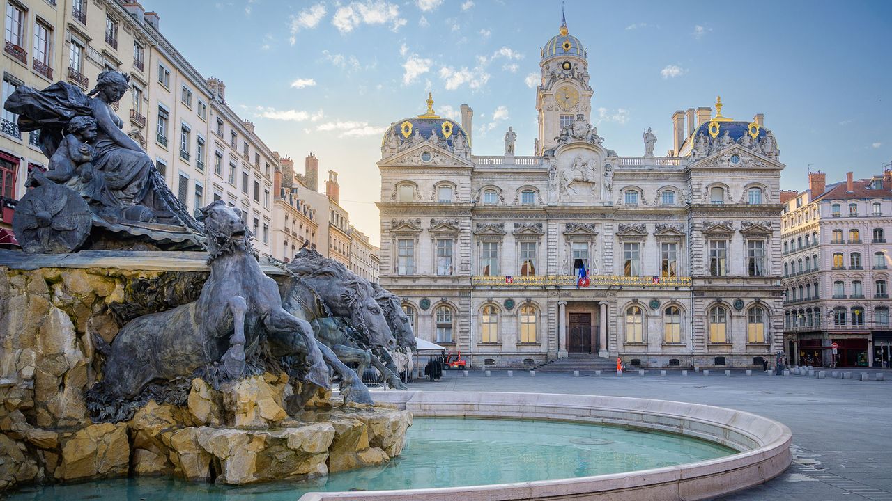 Bartholdi-Brunnen und Rathaus in Lyon