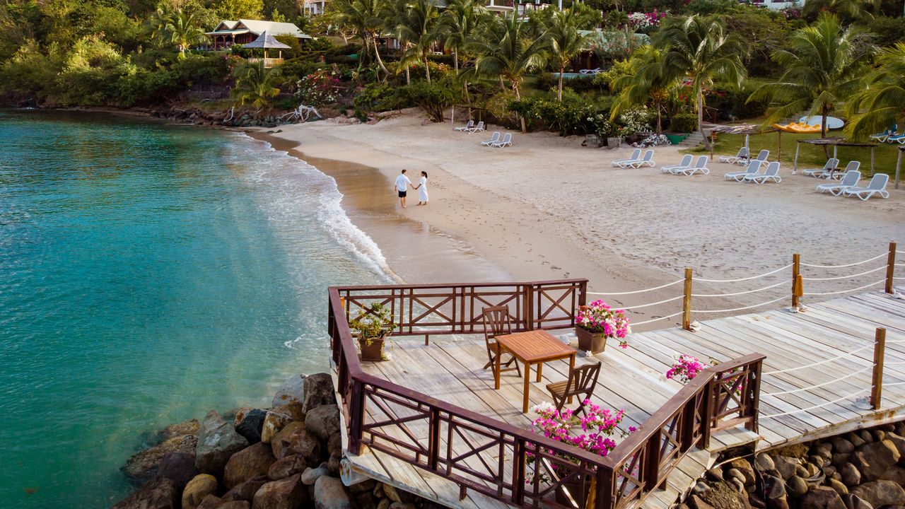 Paar am Strand von St. Lucia, Karibik