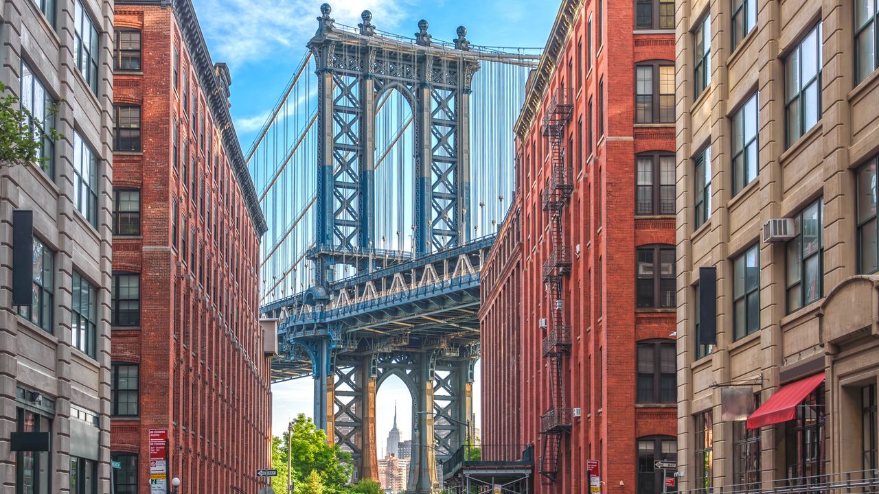 Blick auf die Manhattan Bridge im Stadtteil Dumbo, New York