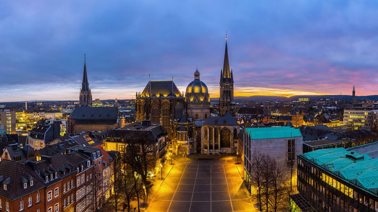 Luftaufnahme vom Katschhof und dem Aachener Dom am Abend