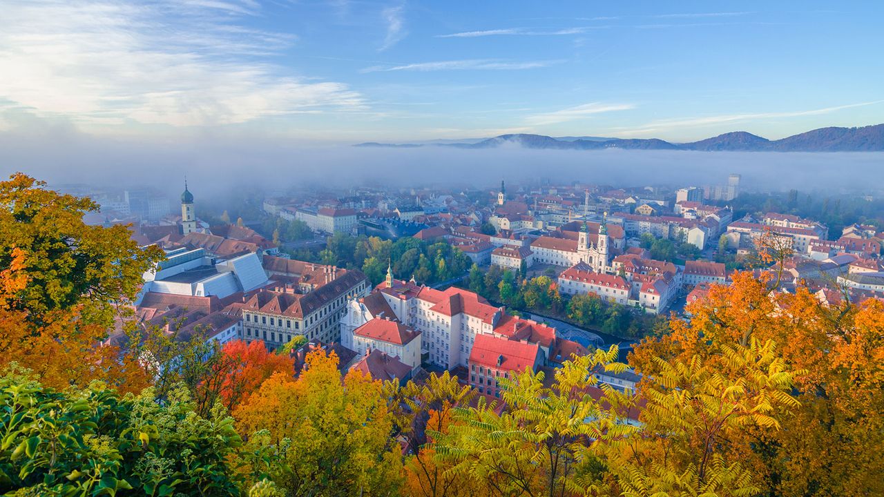 Blick vom Schlossberg auf das nebelverhangene Graz