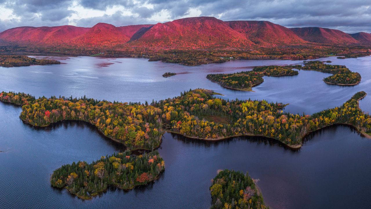 Der Cape-Breton-Highlands-Nationalpark ist eines der Highlights im herbstlichen Nova Scotia. Luftaufnahme Cape-Breton-Highlands-Nationalpark im Herbst